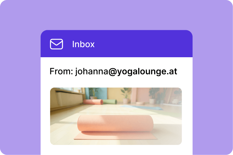 Illustration eines Posteingangs mit einer E-Mail von Johanna und einem Foto von Yoga-Matten in einem hellen Raum.